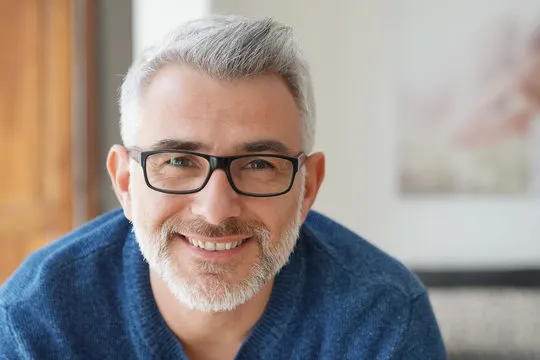 用户使用移动端应用的形象示意